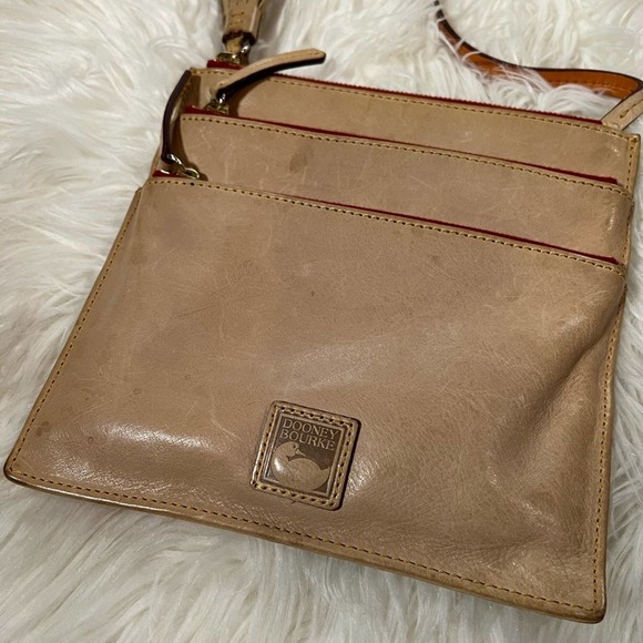 Dooney and Bourke tan Crossbody travel bag - Picture 6 of 6